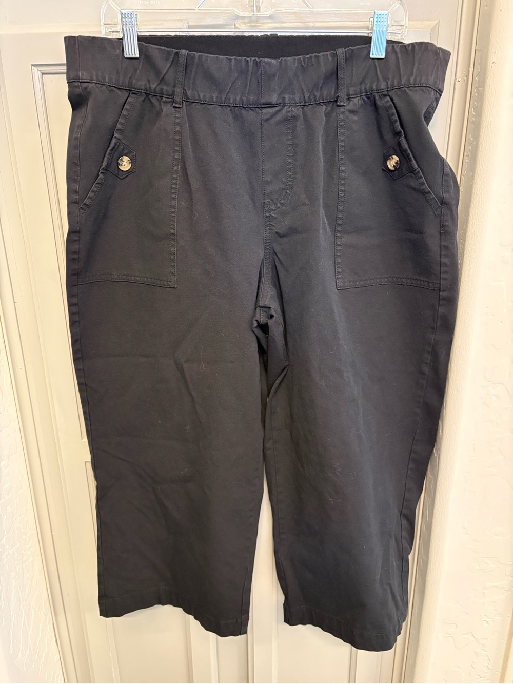 Women’s Comfortable Black Cropped Pants